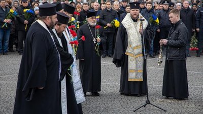 День вшанування Небесної сотні: У Дніпрі поклали квіти до стел на Алеї пам’яті День вшанування Небесної сотні: У Дніпрі поклали квіти до стел на Алеї пам’яті