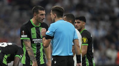 Український арбітр Балакін провів перший матч в сезоні єврокубків: призначив пенальті і показав сім жовтих карток