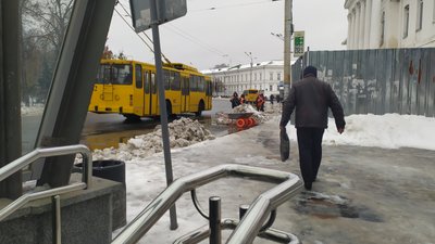 Ожеледиця на тротуарах Полтави: що кажуть місцеві та двірники Ожеледиця на тротуарах Полтави: що кажуть місцеві та двірники
