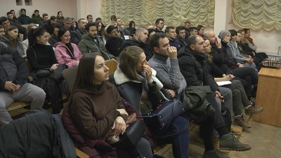 У Луцьку цивільних навчають як не панікувати і тримати зброю у руках У Луцьку цивільних навчають як не панікувати і тримати зброю у руках