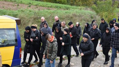На Тернопільщині попрощалися з загиблим бійцем Іваном Плішкою На Тернопільщині попрощалися з загиблим бійцем Іваном Плішкою