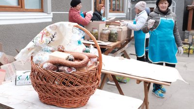 Дві тонни страв до Великодня передали на передову волонтери з Буковини Дві тонни страв до Великодня передали на передову волонтери з Буковини