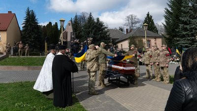 В Ужгороді попрощалися із полеглим захисником Сергієм Нестеренком В Ужгороді попрощалися із полеглим захисником Сергієм Нестеренком