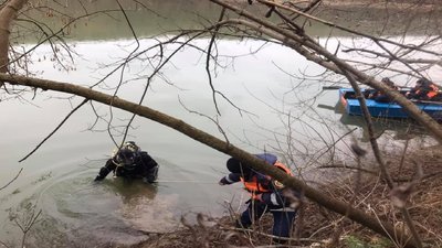 Рятувальники на Тернопільщині понад добу розшукують рибалку, лодка якого перевернулася на Дністрі