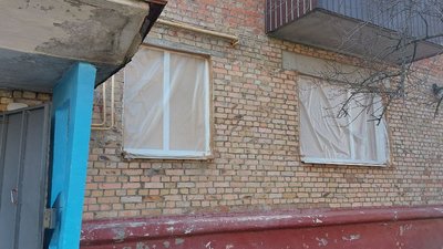 У Сумах багатоповерхівка понад місяць без газу та вікон через вибухову хвилю від обстрілу У Сумах багатоповерхівка понад місяць без газу та вікон через вибухову хвилю від обстрілу