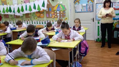 "Десант привітань". Школярі Херсона написали листівки українським військовим "Десант привітань". Школярі Херсона написали листівки українським військовим