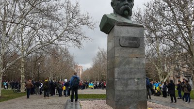 "Херсон - це Україна". Жителі міста вийшли з державною символікою на мітинг проти окупації