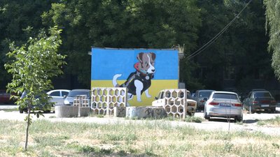 У Запоріжжі з'явився стінопис із собакою-сапером Патроном