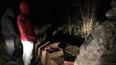 На Одещині четверо людей тікали від прикордонників з контрабандними цигарками