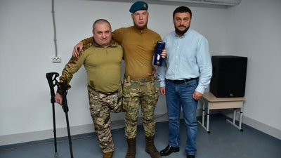 Старший сержант Микола Семенюк тримає почесну відзнаку 
