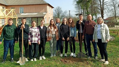 На Івано-Франківщині посадили шість "Садів перемоги": що відомо На Івано-Франківщині посадили шість "Садів перемоги": що відомо
