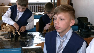 Діти вчаться робити вироби з дерева Діти вчаться робити вироби з дерева