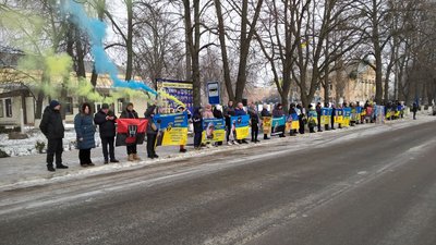 "Пора вимагати повернення". На Кіровоградщині в селищі Олександрівка влаштували акцію на підтримку безвісти зниклих "Пора вимагати повернення". На Кіровоградщині в селищі Олександрівка влаштували акцію на підтримку безвісти зниклих