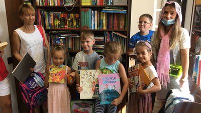 Окупанти спалили всі книги з бібліотеки храму Петра Могили у Маріуполі Окупанти спалили всі книги з бібліотеки храму Петра Могили у Маріуполі