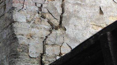 На вулиці Моніторній у Дніпрі власник приміщення руйнує стіну всупереч рішенню ОСББ