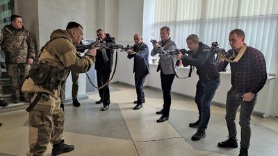 Домедична допомога і поводження зі зброєю: на Волині вчили працівників міськради Домедична допомога і поводження зі зброєю: на Волині вчили працівників міськради