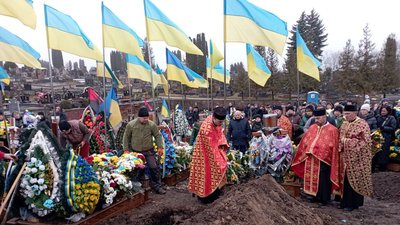 У Тернополі попрощалися із загиблим бійцем Тарасом Холявою У Тернополі попрощалися із загиблим бійцем Тарасом Холявою