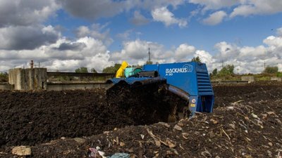 Спецтехніка на першій міській станції компостування у Львові