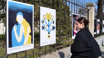 "Стій з Україною". На Львівщині просто неба відкрили виставку плакатів про війну – фоторепортаж