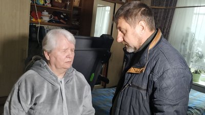 Незряча волонтерка в'яже рукавиці та робить сушку для військових Незряча волонтерка в'яже рукавиці та робить сушку для військових