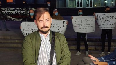 В Запоріжжі відбулася акція на підтримку бранців Кремля В Запоріжжі відбулася акція на підтримку бранців Кремля