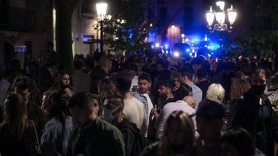 У Барселоні поліція розігнала тисячі людей, які святкували послаблення локдауну