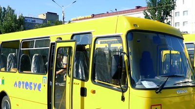 Нові шкільні автобуси возитимуть учнів на Херсонщині Нові шкільні автобуси возитимуть учнів на Херсонщині