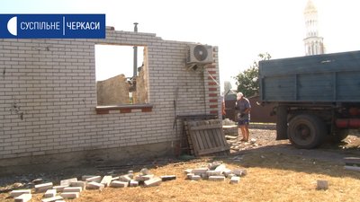 Влучила блискавка: дві родини на Черкащині залишилися без домівки