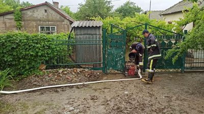На Одещині внаслідок негоди затопило будинки: рятувальники відкачують воду