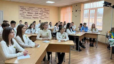 "Життя — це навчання, тому помилки — не головне". Як писали Радіодиктант єдності в Ужгороді "Життя — це навчання, тому помилки — не головне". Як писали Радіодиктант єдності в Ужгороді