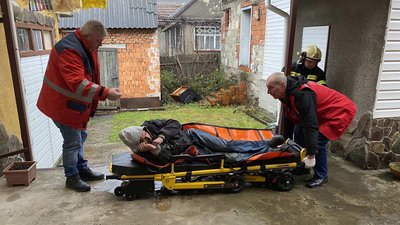 На Закарпатті у пожежі чоловік отруївся чадним газом. Він у реанімації На Закарпатті у пожежі чоловік отруївся чадним газом. Він у реанімації