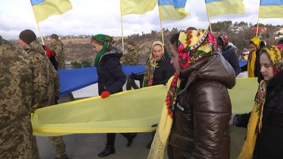Полотна стяга - блакитне та жовте, несуть хмельничани та тернополяни, аби об'єднати обидва в український прапор. Полотна стяга - блакитне та жовте, несуть хмельничани та тернополяни, аби об'єднати обидва в український прапор.