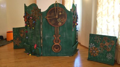 Для новорічного шоу у Хмельницькому театрі ляльок створять інсталяцію з годинниками та відкриють музей часу.