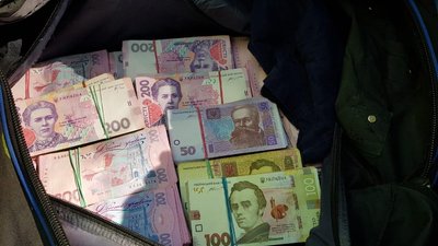 На Луганщині прикордонники затримали чоловіка, з грошима на животі