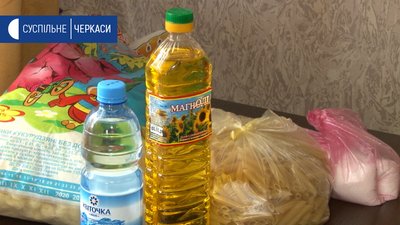 Продуктові набори та вживаний одяг: подарунки категорійним родинам із Черкащини до Дня дітей