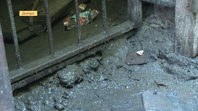 Мешканці житлового будинку у Дніпрі скаржаться на сморід каналізації