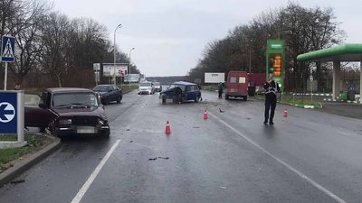 На Вінниччині в трьох аваріях травмувались семеро людей, серед них двоє дітей На Вінниччині в трьох аваріях травмувались семеро людей, серед них двоє дітей