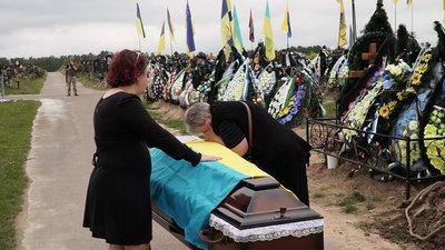 У Чернігові перепоховали командира 1-ї танкової бригади Сергія Телушкова У Чернігові перепоховали командира 1-ї танкової бригади Сергія Телушкова