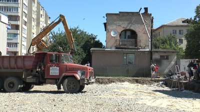 Об'єднання бульварів у Франківську. На місці викопали два котловани