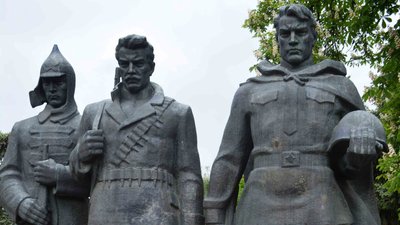 У Вінниці з Меморіалу Слави демонтували пам'ятник У Вінниці з Меморіалу Слави демонтували пам'ятник