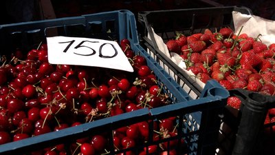 Херсонські помідори та полуниця з Греції: скільки коштують овочі та фрукти на ринку у Чернігові