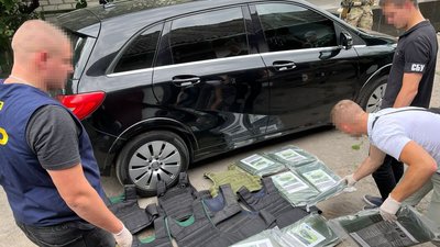 Виготовлені саморобним способом – на Житомирщині СБУ затримала чоловіка, який продавав неякісні бронежилети Виготовлені саморобним способом – на Житомирщині СБУ затримала чоловіка, який продавав неякісні бронежилети