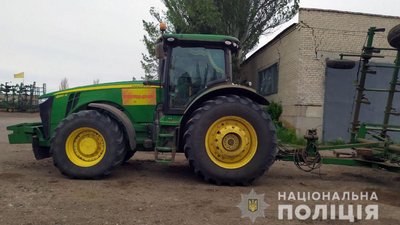 На Донеччині трактор підірвався на невідомому предметі в полі На Донеччині трактор підірвався на невідомому предметі в полі