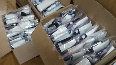 Різні за розміром, але не за вмістом: у Волинському медінституті збирають військові аптечки Різні за розміром, але не за вмістом: у Волинському медінституті збирають військові аптечки