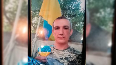 У Чернігові попрощалися з двома бійцями ЗСУ, які загинули під час виконання бойових завдань У Чернігові попрощалися з двома бійцями ЗСУ, які загинули під час виконання бойових завдань