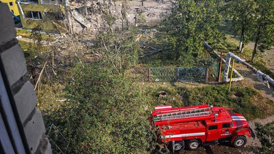 Наслідки авіаудару по п'ятиповерхівці в Куп'янську 13 червня Наслідки авіаудару по п'ятиповерхівці в Куп'янську 13 червня