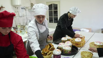 Частину на фронт, решту на продаж, щоб купити РЕБи. На Кіровоградщині вчителі й учні ліцею спекли 4,5 тисячі пасок Частину на фронт, решту на продаж, щоб купити РЕБи. На Кіровоградщині вчителі й учні ліцею спекли 4,5 тисячі пасок