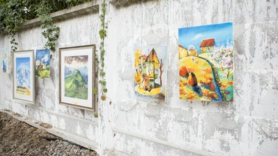 Виставка картин "Яблучний вікенд" відкрилася просто неба в Ірпені на Київщині