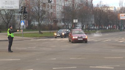 Як працюють регулювальники на дорогах Івано-Франківська Як працюють регулювальники на дорогах Івано-Франківська