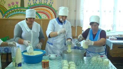 "Щоб не думали, що з’їсти, а захищали нас" — на Вінниччині господині готують згущене молоко для захисників